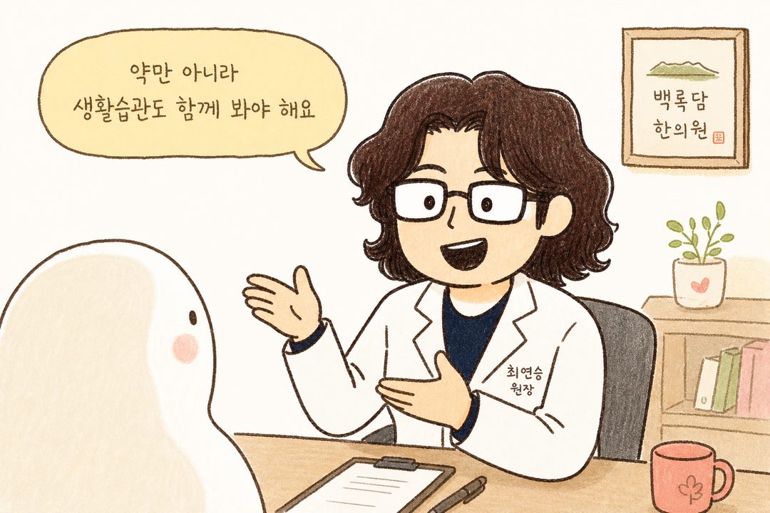 白鹿潭診間背景。女醫師(30~40代)表情溫暖地與患者面對面,用手進行說明。具信任感的姿勢,柔和的燈光